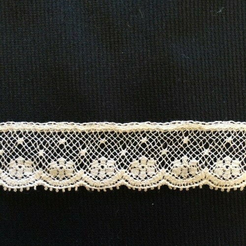 200D Ecru Lace Edging (Priced Per Yard)