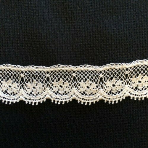 200B Ecru Lace Edging (Priced Per Yard)