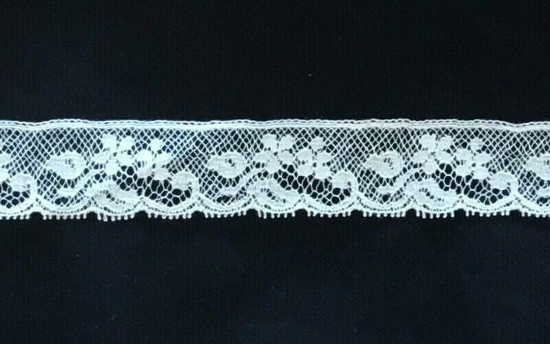 202A Ecru Lace Edging