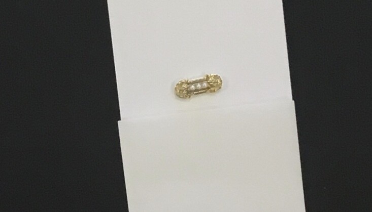 Beauty pin - gold with pearls