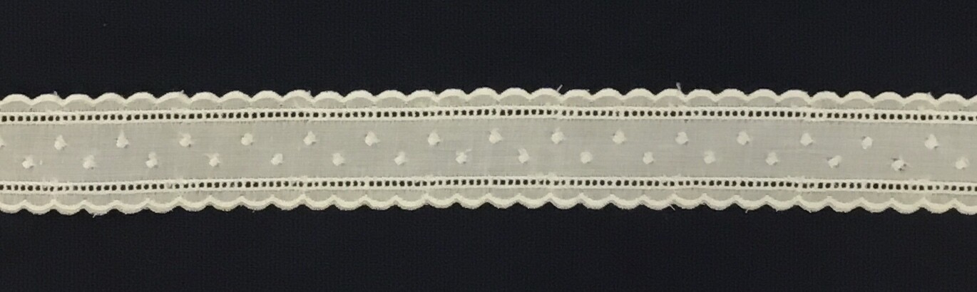 195C Ecru Swiss trim. (Priced Per Yard)