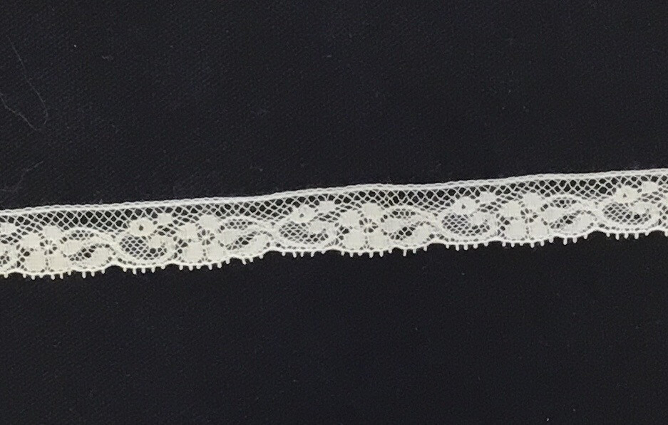 233B Ecru Lace Edging