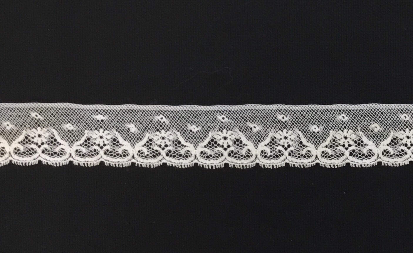 142B White Lace Edging