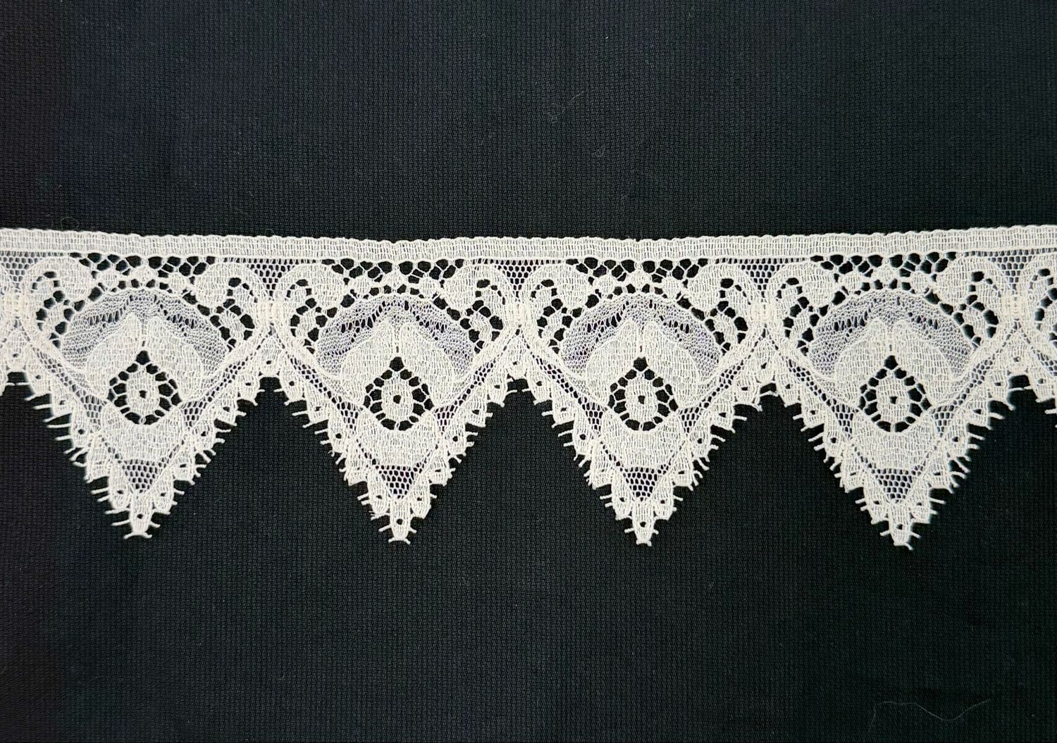 233 Ecru Lace Edging 233 Ecru Lace Edging