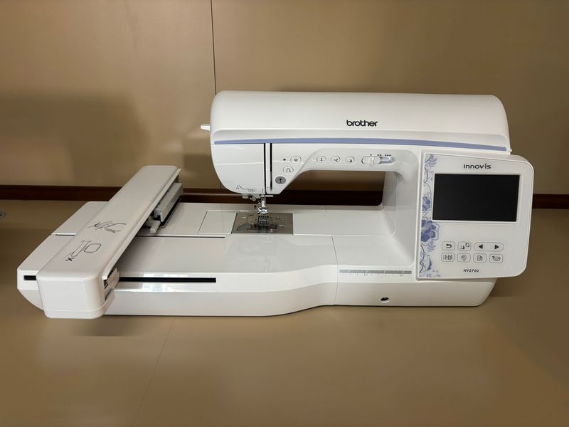 MACCHINA DA RICAMO E CUCITO BROTHER NV2700 Esposta