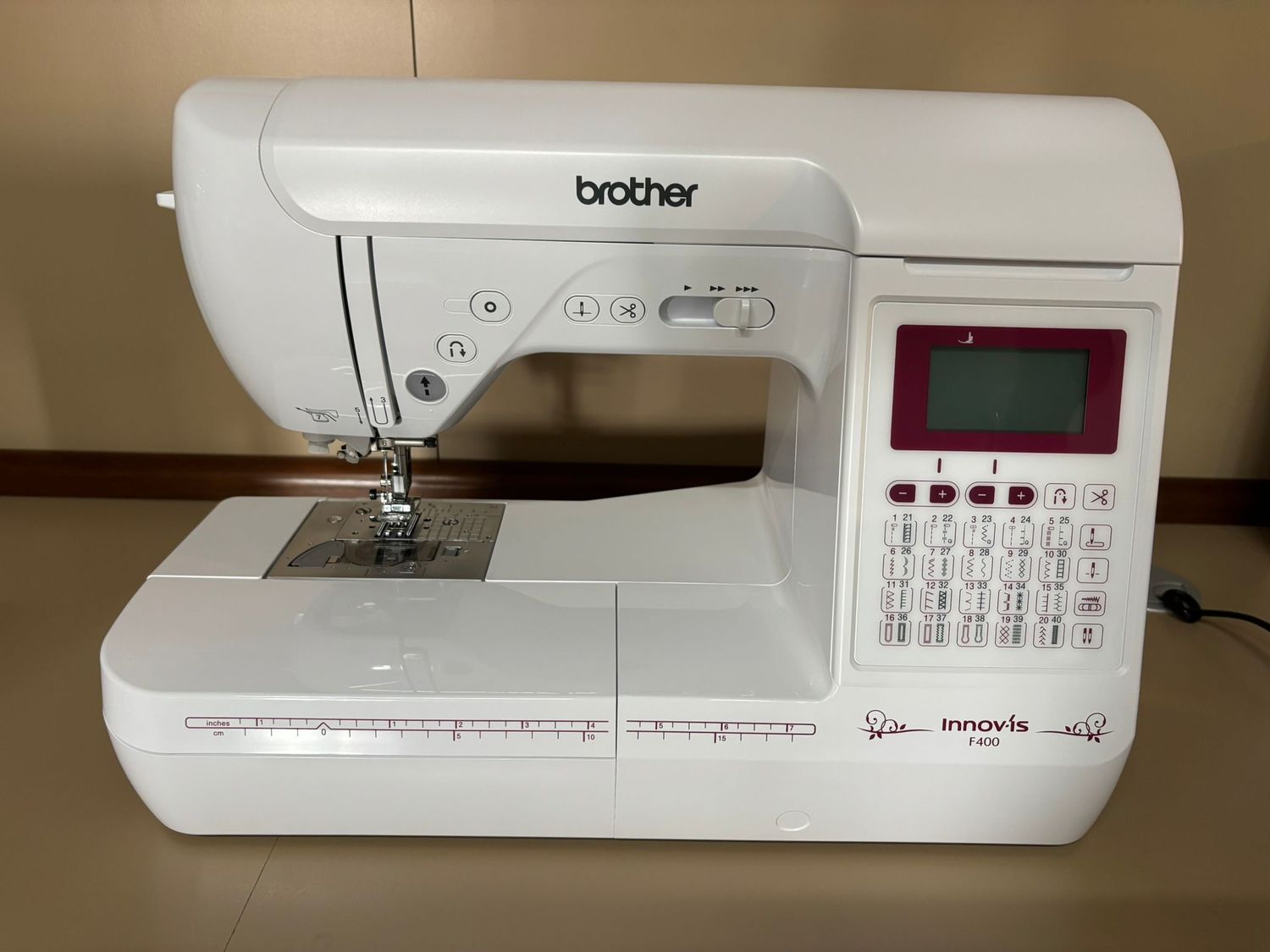 MACCHINA DA CUCIRE BROTHER F400 Esposta