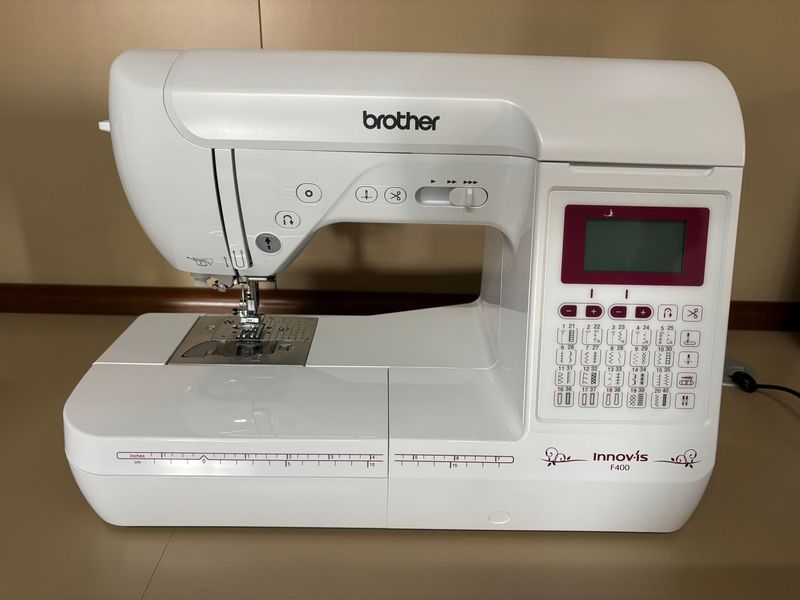 MACCHINA DA CUCIRE BROTHER F400 Esposta