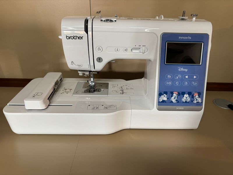 MACCHINA DA RICAMO  E CUCITO BROTHER M380D Esposta