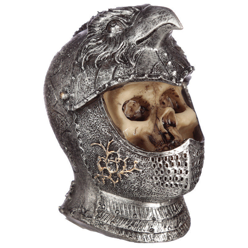 Calavera con Casco de Pájaro Medieval