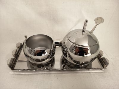 Milch und Zuckerset von Alessi x Nestlé