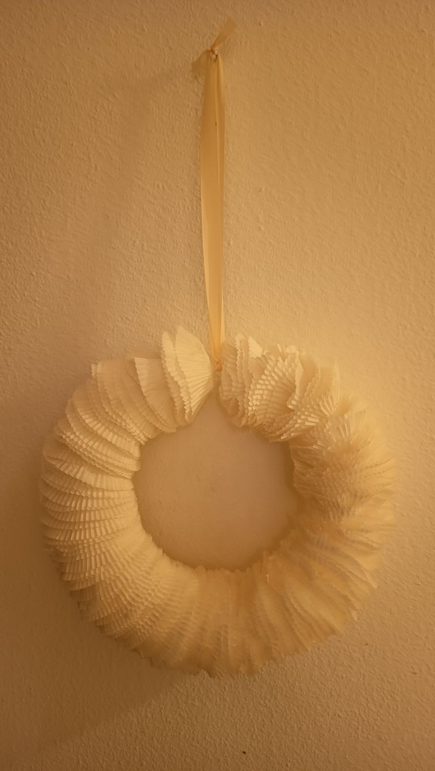 Kranz aus Muffinförmchen 30cm Durchmesser Kranz aus Muffinförmchen 30cm Durchmesser