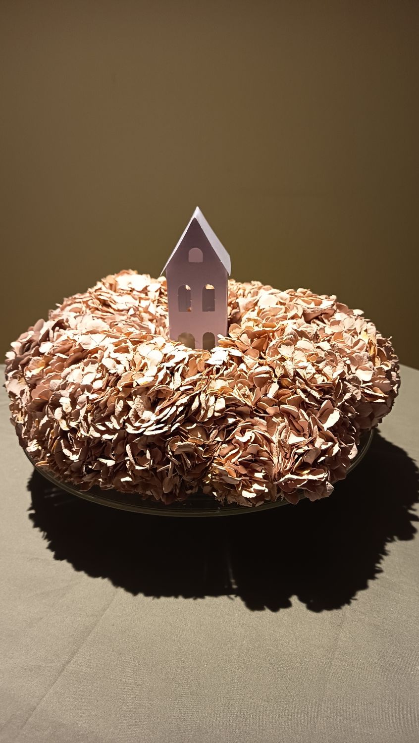 Hortensienkranz auf Tortenplatte mit Beleuchtung