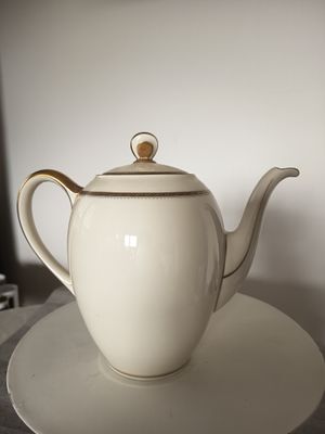 Hutschenreuther Hohenberg Teekanne Porzellan weiß mit Goldrand – Vintage, ca. 16 cm Hutschenreuther Hohenberg Teekanne Porzellan weiß mit Goldrand – Vintage, ca. 16 cm