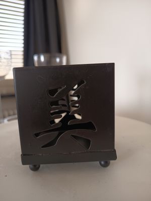 Windicht Metall schwarz mit Schriftzeichen