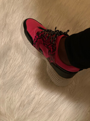 PINK SNEAKERS 