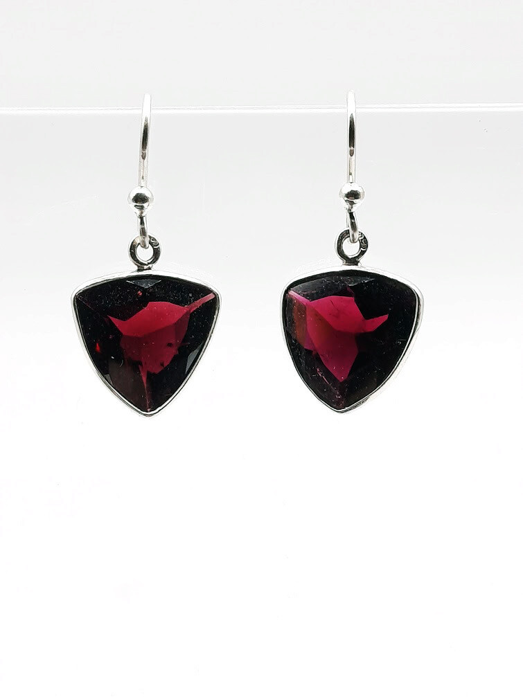 Boucles d&#39;oreilles en grenat facettées