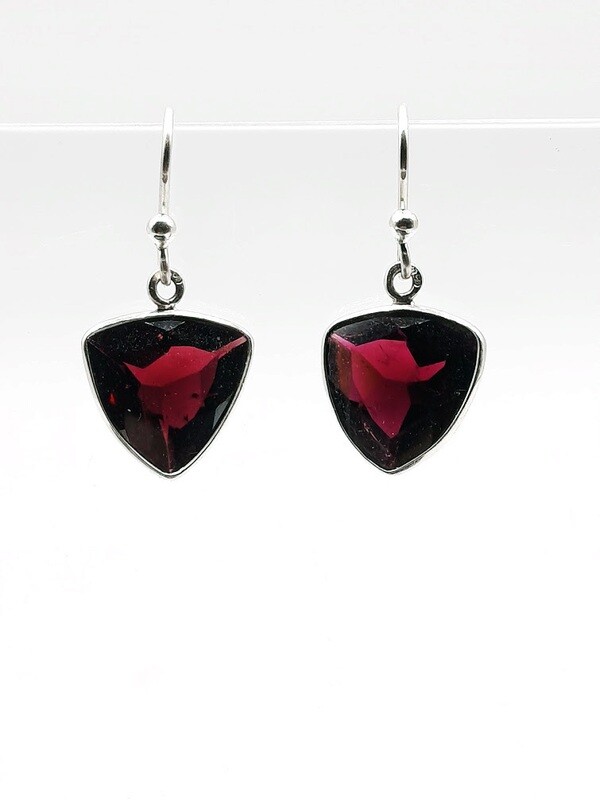 Boucles d&#39;oreilles en grenat facettées