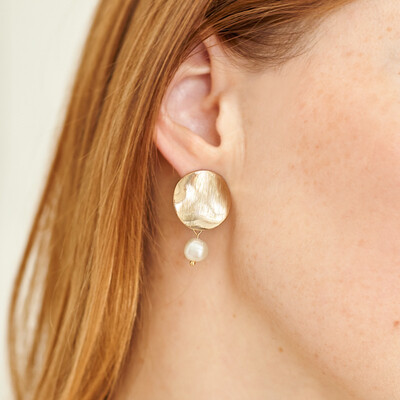 Gold plated earrings with natural pearls