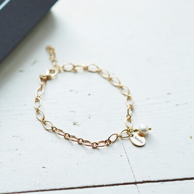Gold plated bracelet with natural pearl and individual engraving