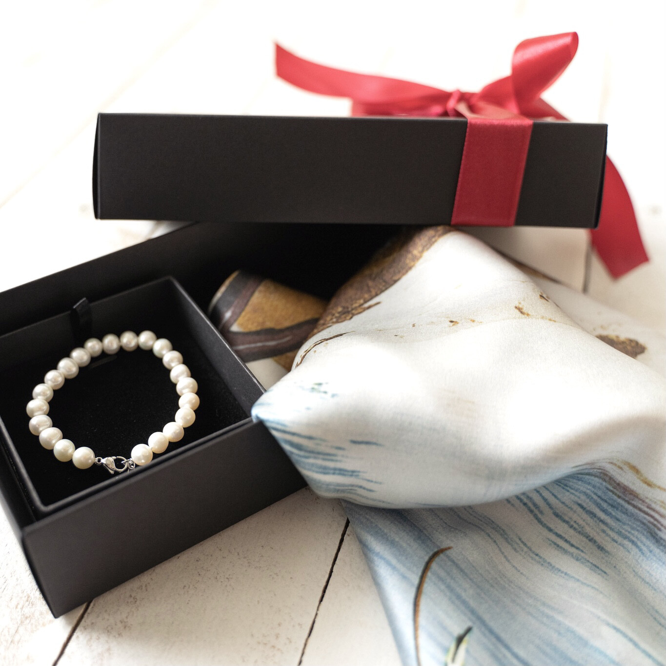 Natural pearl bracelet with adjustable length + silk scarf