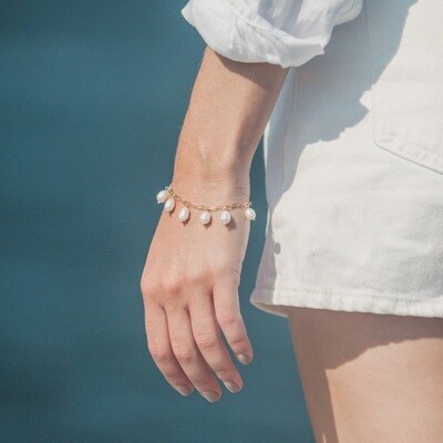 ​Pearl bracelet with gold plated details
