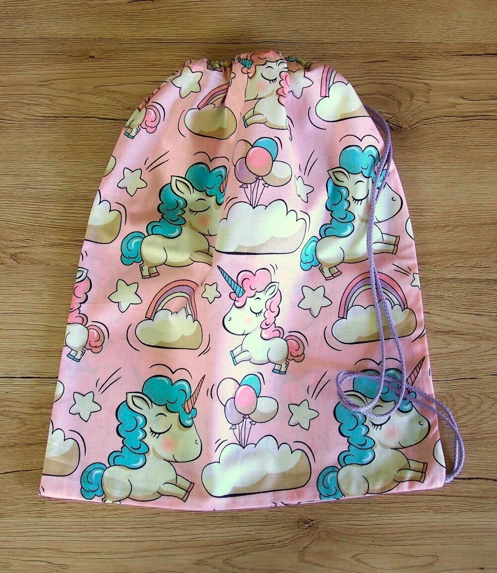 Trendy obal na helmu s pestrobarevnými jednorožci - 100 % bavlna