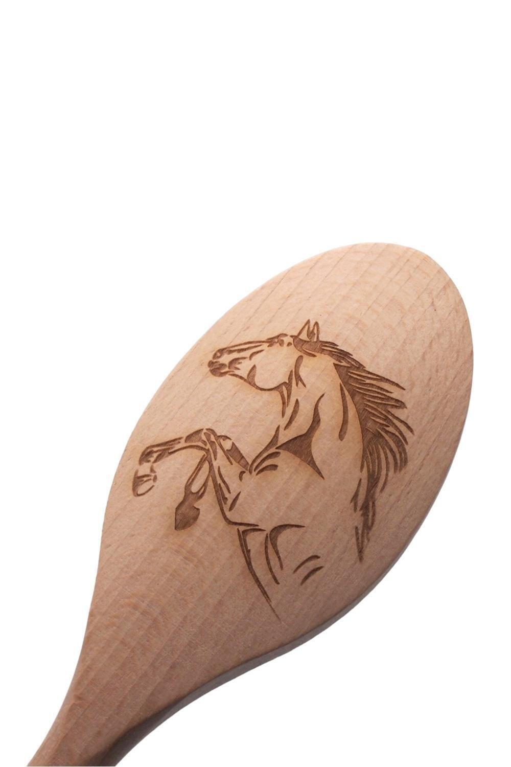 Vařečka s gravírovaným koněm „Mustang“