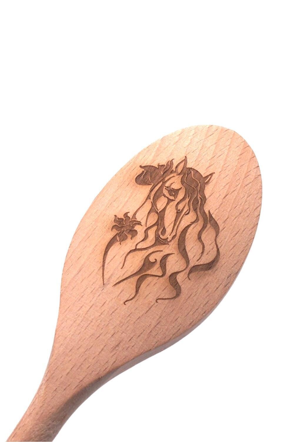 Vařečka s gravírovaným koněm „Butterfly“