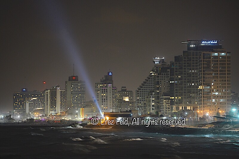 Tel Aviv&#39;s Beach by night
