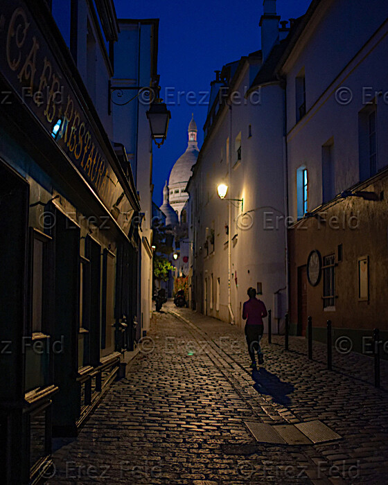Runing into Montmarte&#39;s night