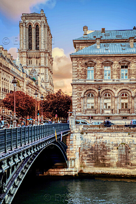 Notre Dame qui êtes aux Cieux