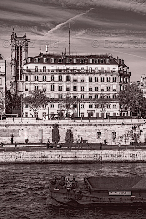La péniche et la Tour