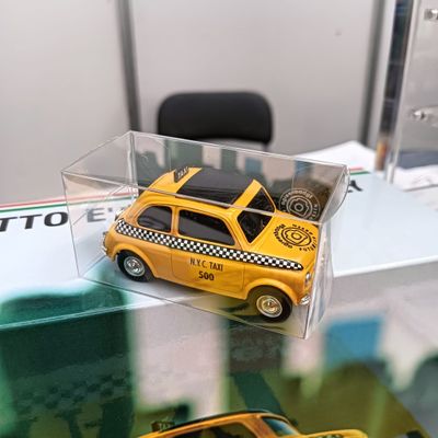 S2619 Fiat 500 taxi di New York + cappellino Agreenbadge