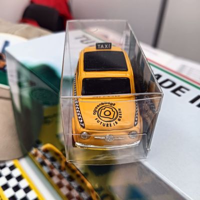 S2619 Fiat 500 taxi di New York + cappellino Agreenbadge