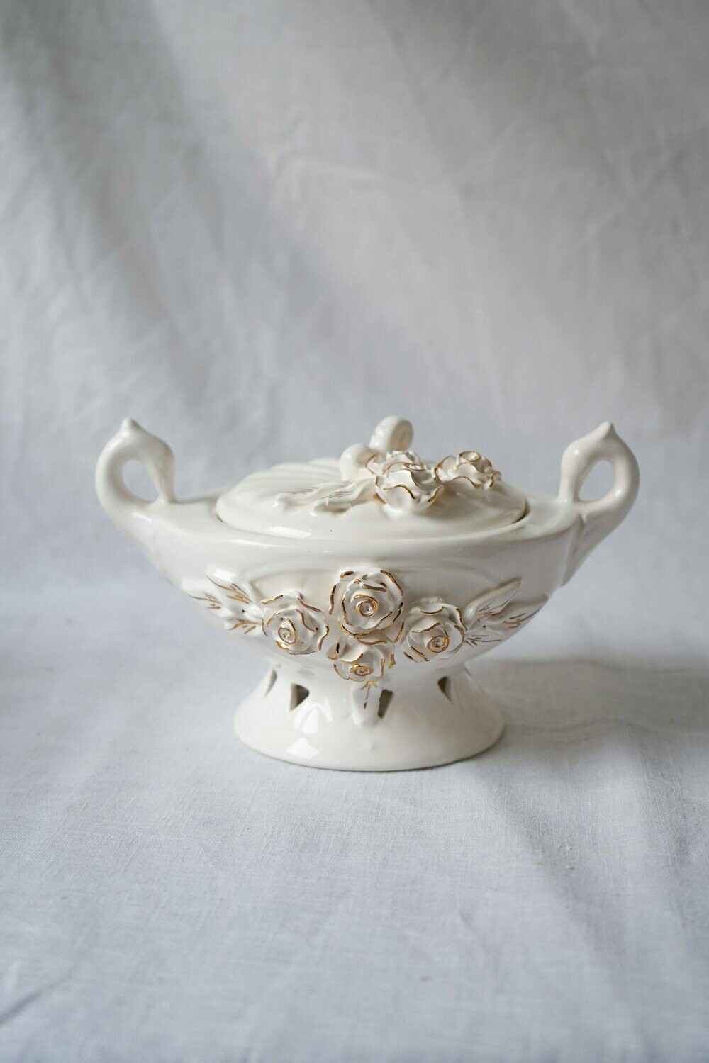 Henkelvase mit Deckel