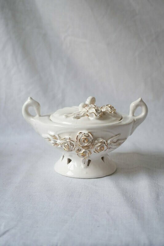 Henkelvase mit Deckel