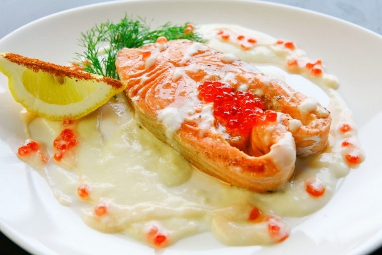 Форель запеченная в сливках. Семга под сливочным соусом. Лосось под соусом дор блю. Семга в сливочно икорном соусе. Филе форели в соусе.