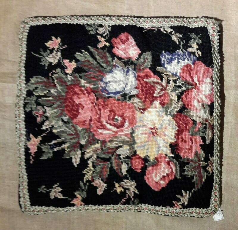 Coussin en tapisserie petit point