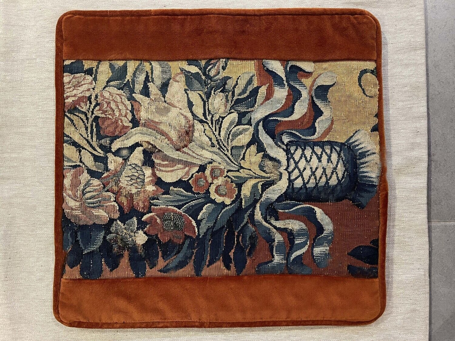 Coussin en tapisserie de Bruxelles 17e siècle