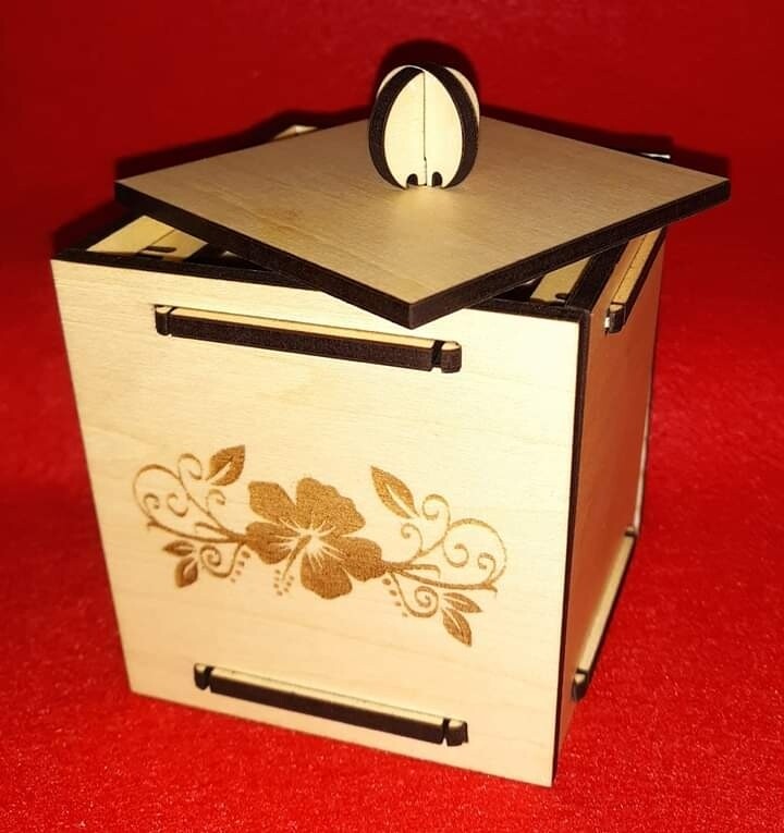 Small trinket box with lid