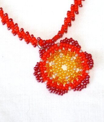 In the Summertime... machen solche Schmuckstücke gute Laune! Upcycling Halskette mit blütenförmigem Anhänger
