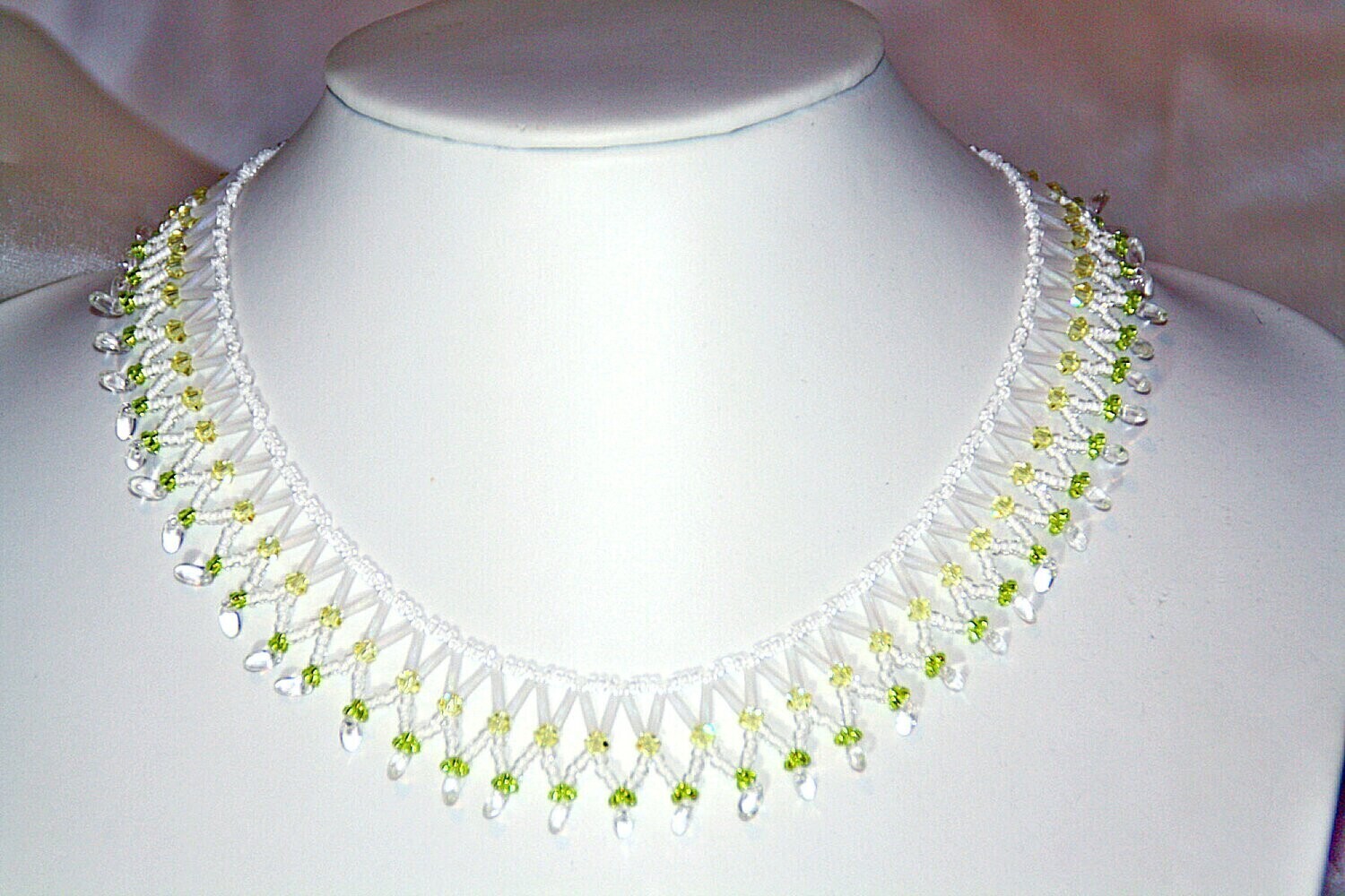 Collier -  Weiß mit zartem Gelb - festlich und elegant