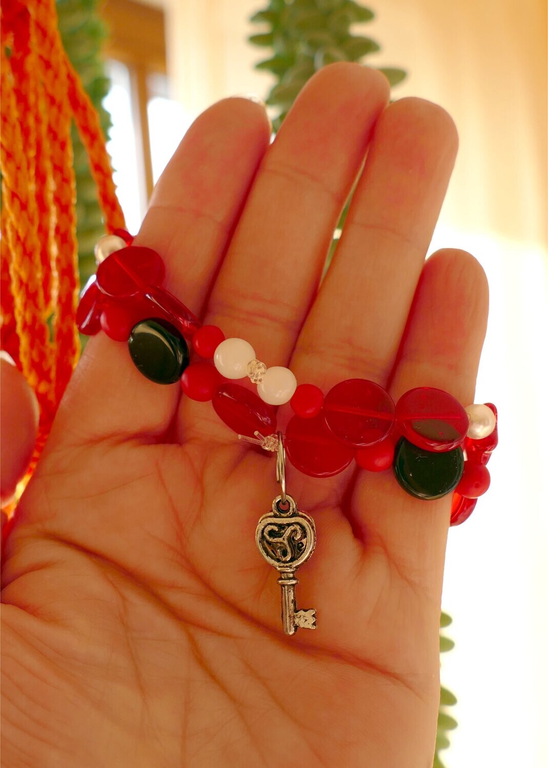 Armband-Seit in Feuerrot mit schwarz und weiß.