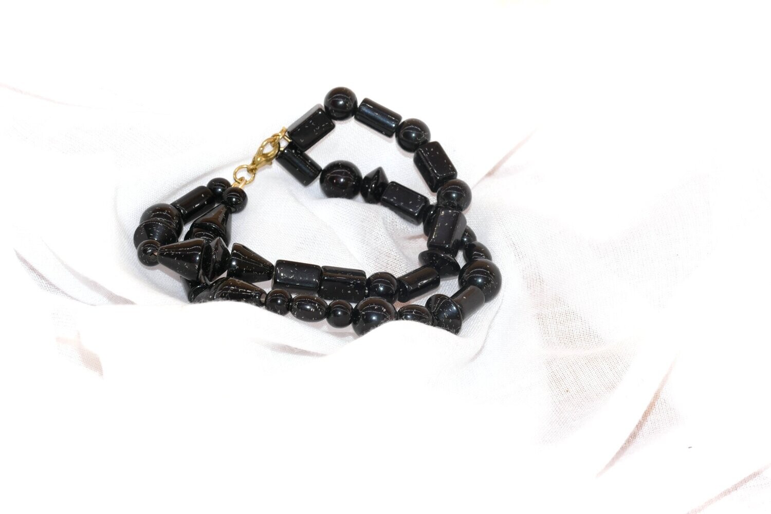 Lackschwarzes Armband, zweireihig aus preloved Perlen