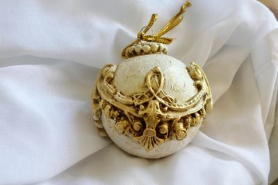 Engel im Shabby Chic auf einer Upcycling Weihnachtskugel