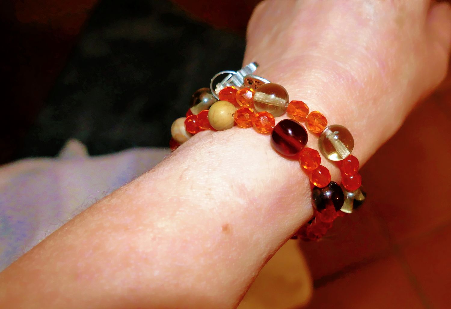 Nachhaltige Armbänder aus Secondhand-Perlen