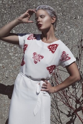 CHARLOTTE 3D FLORAL SHIFT DRESS
*SALE ITEM CHARLOTTE 3D FLORAL SHIFT DRESS
*SALE ITEM