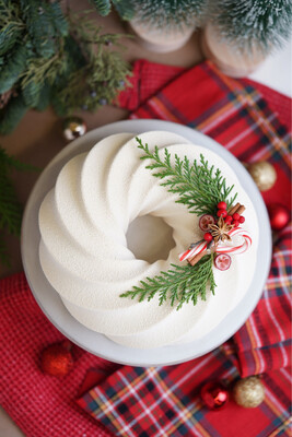 White Christmas Wreath Cake