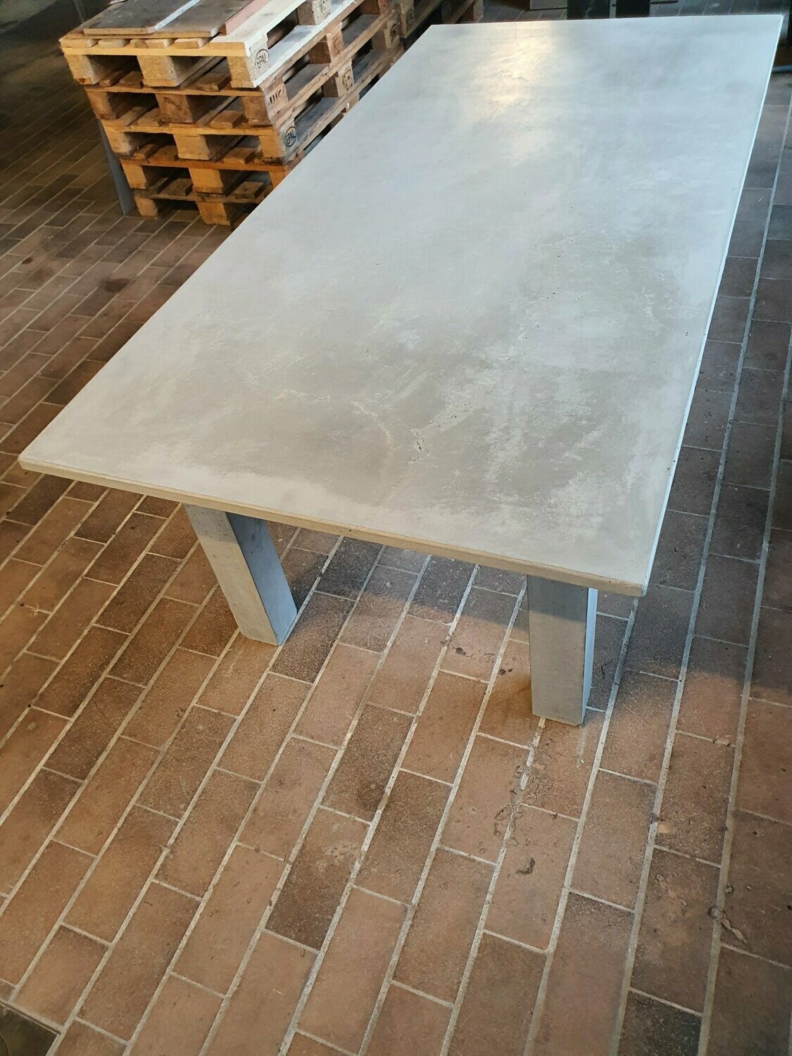 Komplettsystem, Tischplatte mit Untergestell aus Beton