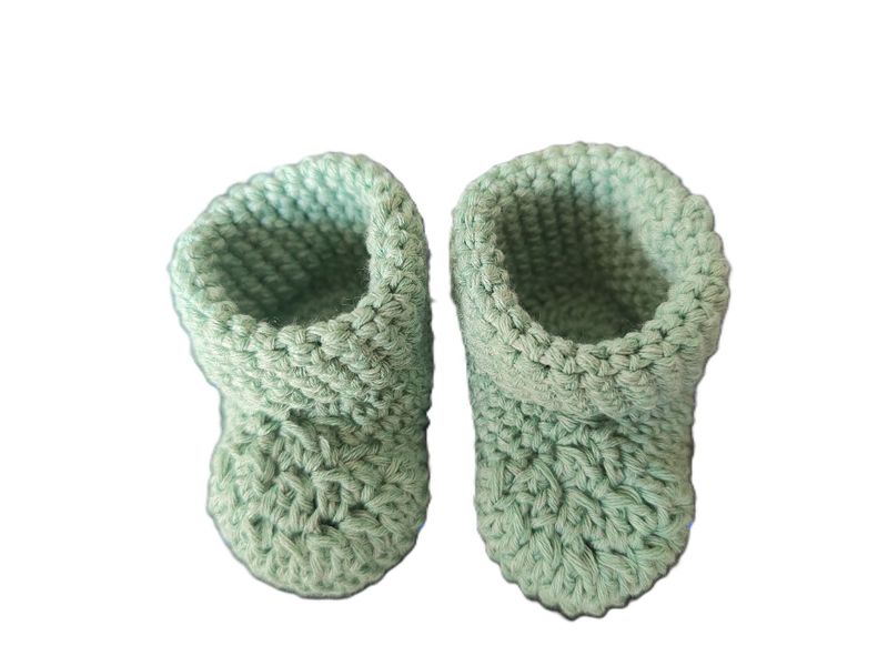 Babybooties für Neugeborene. Farbe Salbei